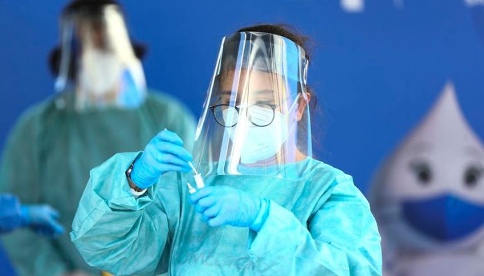 Covid-19 não acabou e vacinação segue fundamental, alerta ministra